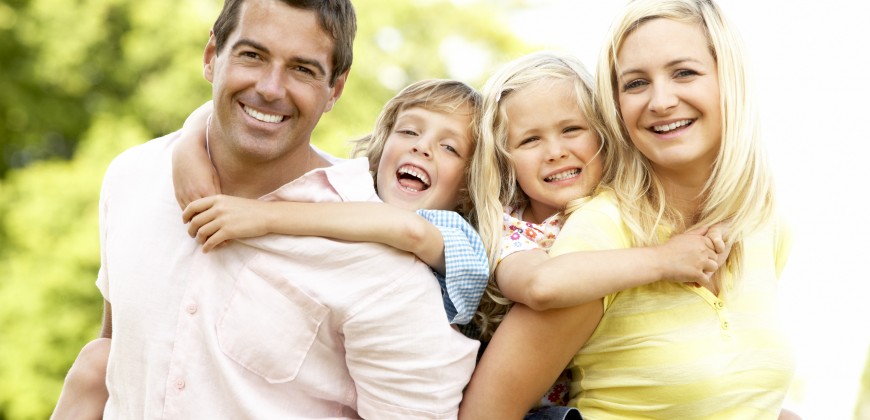 photodune-317366-family-having-fun-in-countryside-l-870x420